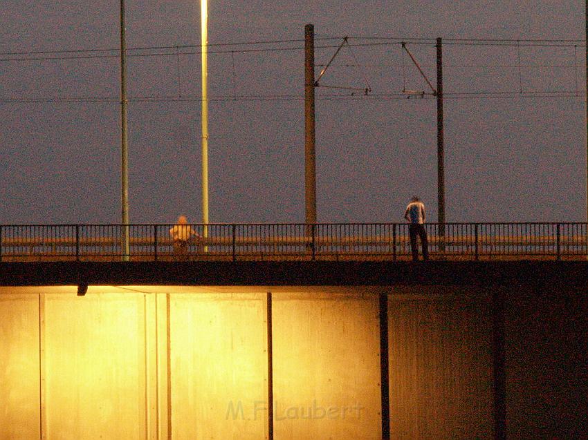 Lebensmueder mit Pistole Koeln Deutzer Bruecke P56.JPG